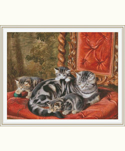 Полосатая кошка и ее трое котят
