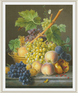 Корзина с виноградом и персиками